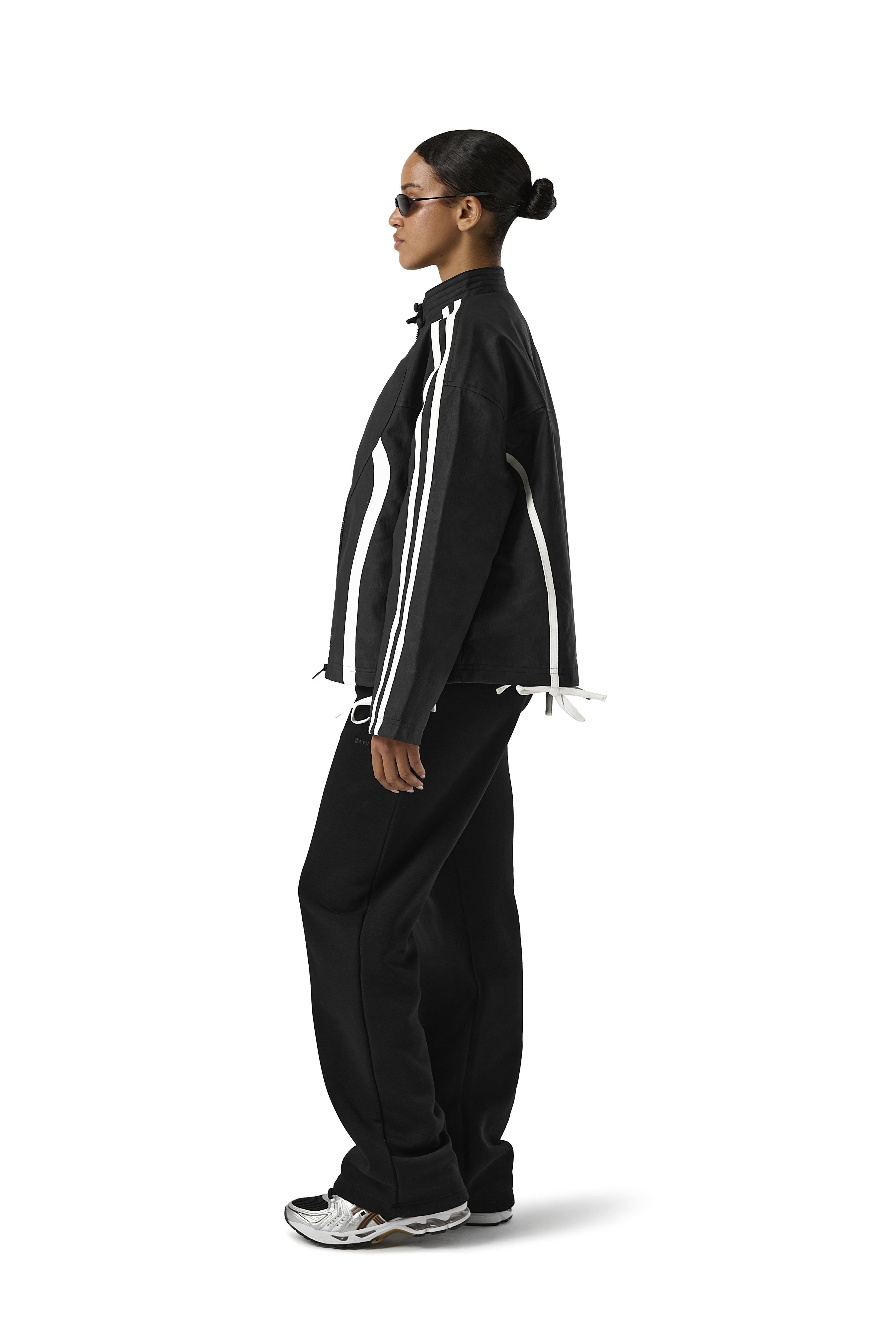 Model Flora is 5'8" and wears size S.